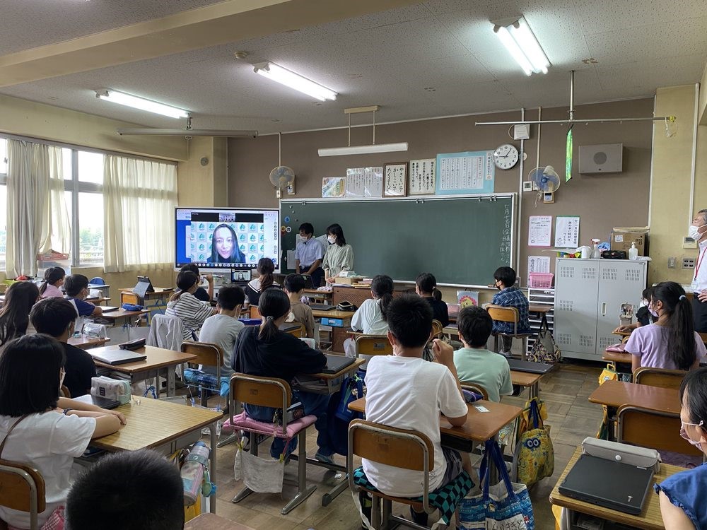 屋内, 天井, 人, 民衆 が含まれている画像

自動的に生成された説明