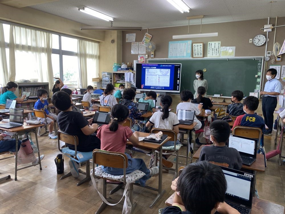 屋内, 人, 天井, テーブル が含まれている画像

自動的に生成された説明