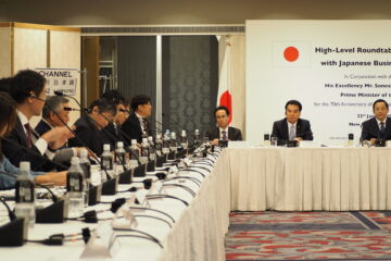 Prime Minister of the Lao PDR, Sonexay Siphandone, exchange opinions with leading Japanese companies at a roundtable event hosted by the ASEAN-Japan Centre